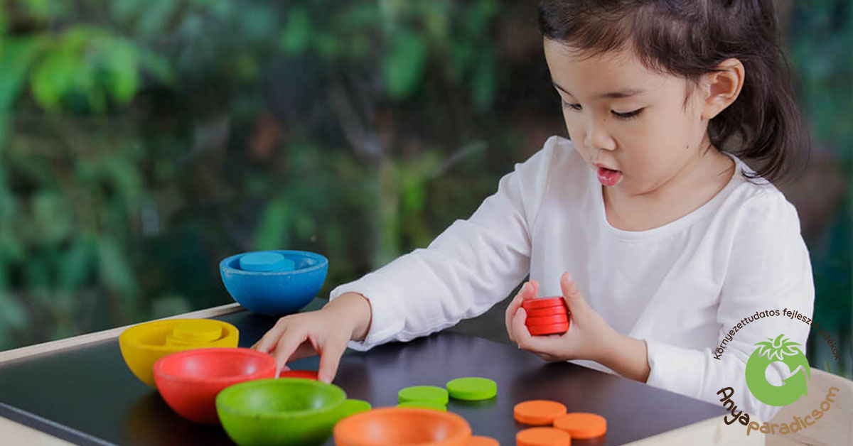 Maria Montessori: „Segíts, hogy egyedül csinálhassam!”